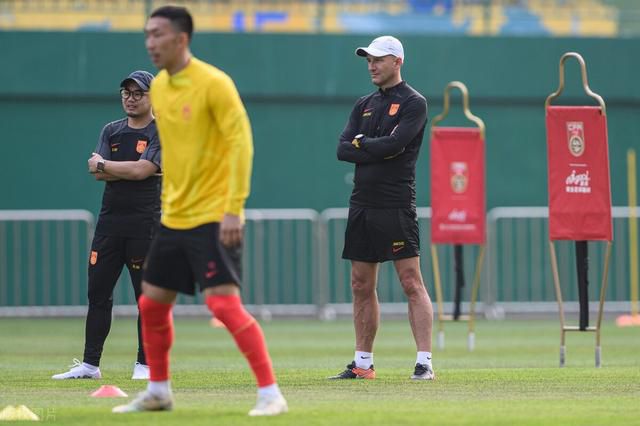 今日焦点战预告14:00 澳超 麦克阿瑟FC VS 惠灵顿凤凰 近期状态火热的两队可否在本轮联赛收官战中贡献出一场精彩对决？03:45 意甲 亚特兰大 VS 萨勒尼塔纳 双线作战、饱受伤病困扰的亚特兰大在主场全取3分延续胜势？04:00 西甲 赫罗纳 VS 阿拉维斯 本赛季西甲最大黑马赫罗纳借助主场之利反超皇马重新登顶？事件赛季报销+无缘欧洲杯！